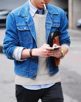 Un jean skinny à porter avec un pull à col rond marron clair