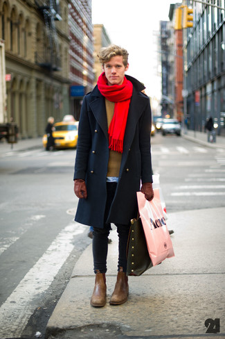 Un jean skinny à porter avec un pull à col rond marron clair