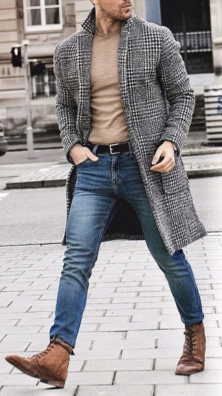 Un jean skinny à porter avec un pull à col rond marron clair