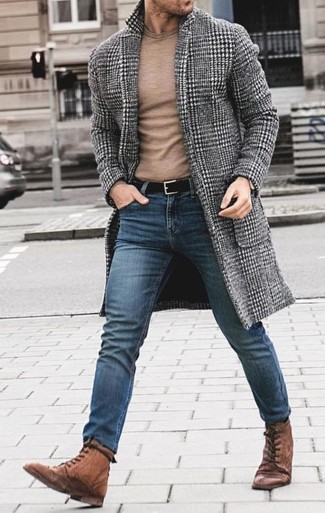 Un jean skinny à porter avec un pull à col rond marron clair