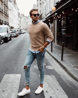 Un jean skinny à porter avec un pull à col rond marron clair