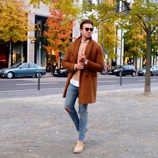 Un jean skinny à porter avec un pull à col rond marron clair