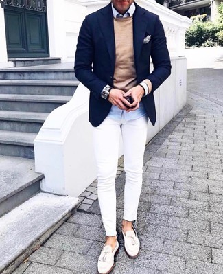 Un jean skinny à porter avec un pull à col rond marron clair