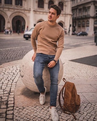 Un jean skinny à porter avec un pull à col rond marron clair