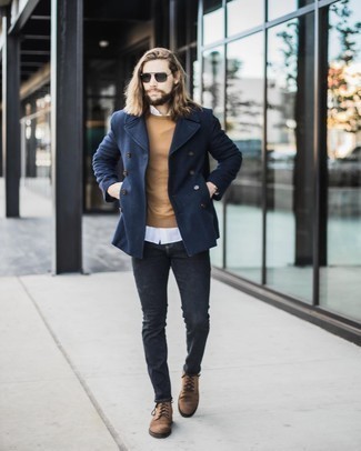 Un jean skinny à porter avec un pull à col rond marron clair