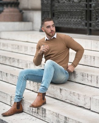 Un jean skinny à porter avec un pull à col rond marron clair