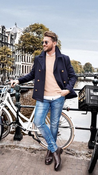 Un jean skinny à porter avec un pull à col rond marron clair