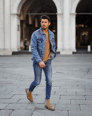 Un jean skinny à porter avec un pull à col rond marron clair