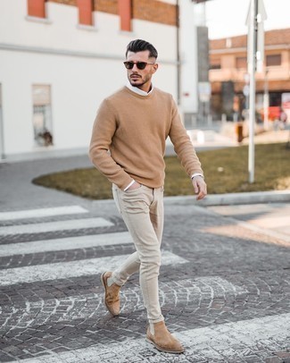 Un jean skinny à porter avec un pull à col rond marron clair