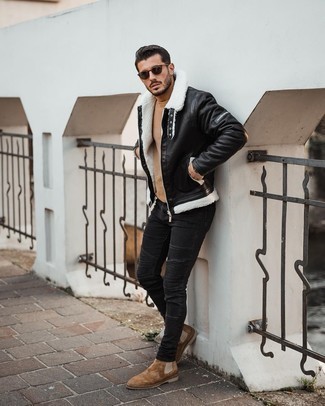Un jean skinny à porter avec un pull à col rond marron clair