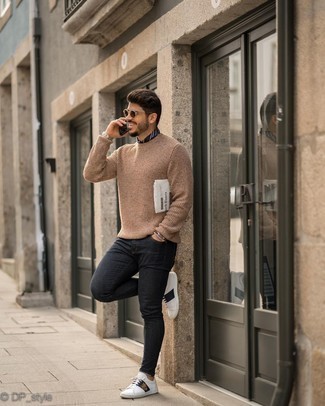 Un jean skinny à porter avec un pull à col rond marron clair