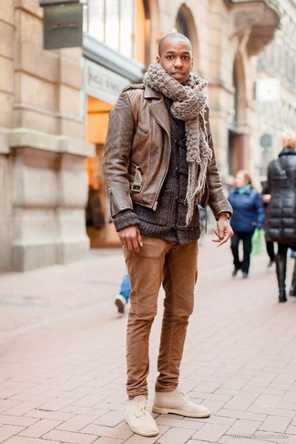 Comment porter des bottines chukka marron clair en automne