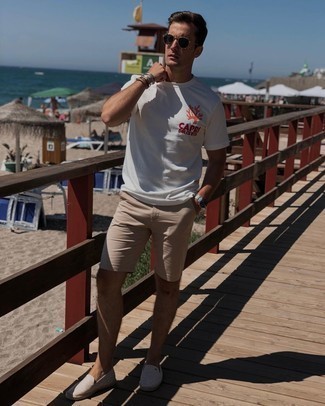 Comment porter des espadrilles marron clair quand il fait très chaud