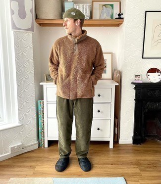 Comment porter un pull à col cheminée en polaire marron clair