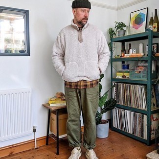 Comment porter un pull à col cheminée en polaire marron clair