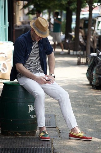 Comment porter un chapeau marron clair pour un style decontractés quand il fait chaud