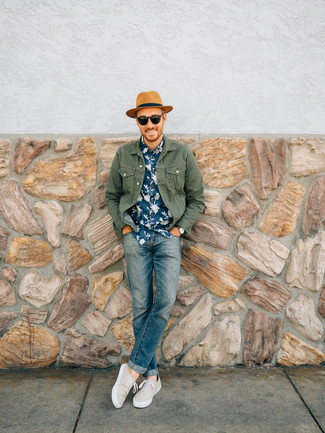 Comment porter un chapeau marron clair pour un style decontractés quand il fait chaud
