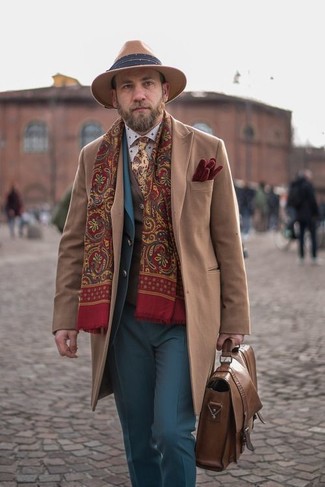Comment porter un chapeau marron clair quand il fait frais