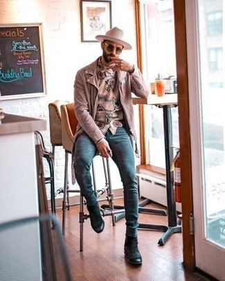 Comment porter un chapeau marron clair pour un style chic decontractés quand il fait frais