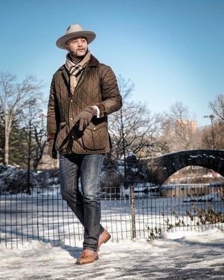 Comment porter un chapeau marron clair pour un style chic decontractés quand il fait frais