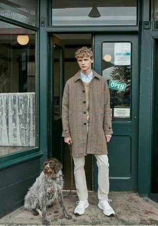 Comment porter un manteau en pied-de-poule marron clair