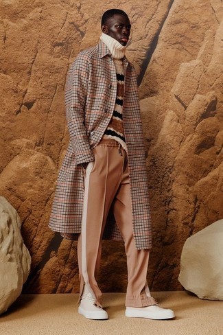 Comment porter un manteau en pied-de-poule marron clair