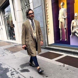 Comment porter un manteau en pied-de-poule marron clair en automne