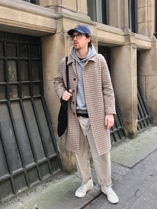 Comment porter un manteau en pied-de-poule marron clair en automne