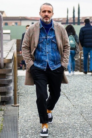 Comment porter un manteau en pied-de-poule marron clair