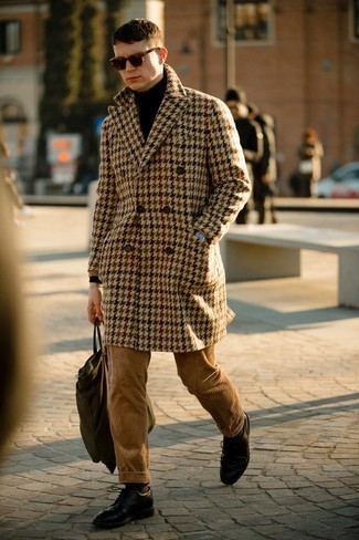 Comment porter un manteau en pied-de-poule marron clair