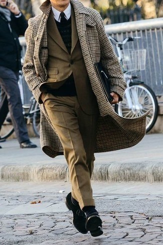 Comment porter un manteau en pied-de-poule marron clair