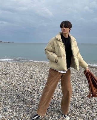 Comment porter une veste marron clair pour un style decontractés quand il fait froid à 20 ans