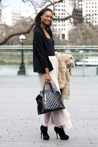 Comment porter une veste marron clair quand il fait froid