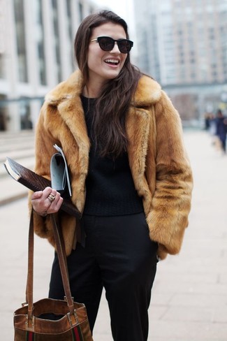 Comment porter une veste marron clair quand il fait froid