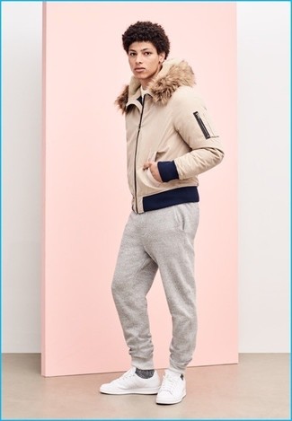 Comment porter une veste marron clair pour un style decontractés quand il fait froid à 20 ans