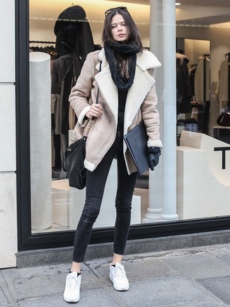 Comment porter une veste marron clair quand il fait froid