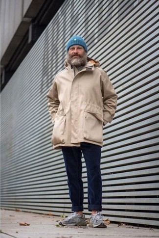 Comment porter une veste marron clair pour un style relax quand il fait froid