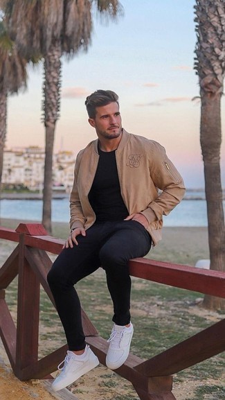 Comment porter une veste marron clair pour un style relax