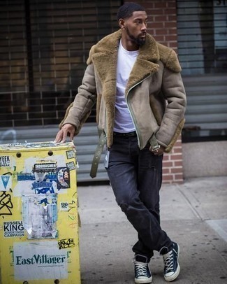 Comment porter une veste marron clair pour un style relax quand il fait froid