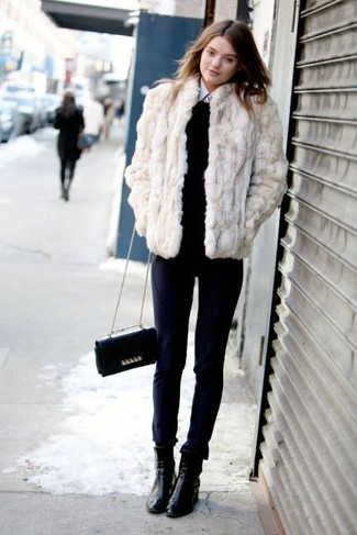 Comment porter une veste marron clair quand il fait froid