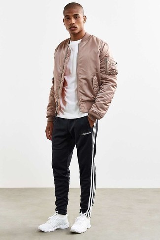 Comment porter une veste marron clair pour un style relax
