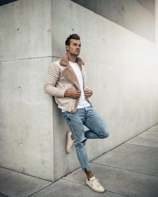 Comment porter une veste marron clair pour un style relax quand il fait froid