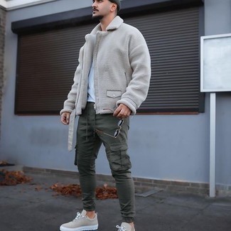 Comment porter une veste marron clair pour un style decontractés quand il fait froid à 20 ans