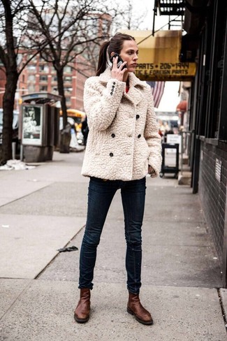 Comment porter une veste marron clair quand il fait froid