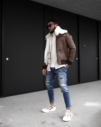 Comment porter une veste marron clair pour un style relax quand il fait froid