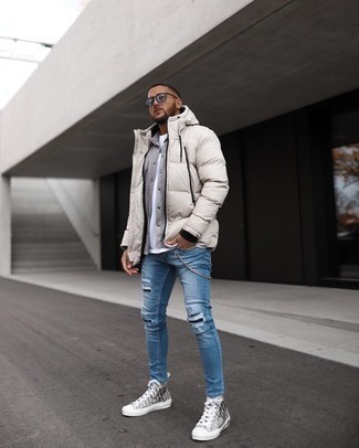 Comment porter une veste marron clair pour un style relax quand il fait froid