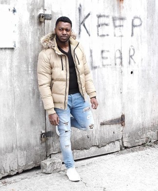 Comment porter une veste marron clair pour un style relax quand il fait froid