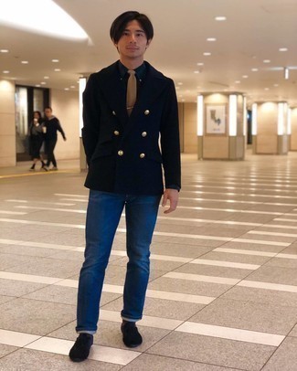 Comment porter une cravate en tricot marron clair quand il fait froid