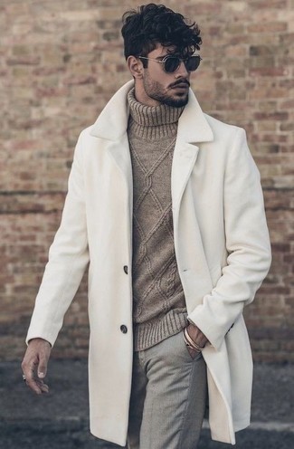 Comment porter un pull à col roulé en laine en tricot marron clair