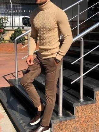 Comment porter un pull à col roulé en laine en tricot marron clair